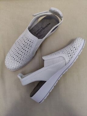 Walking Cradles White Perforated Slingback Mules Faulkner，Size 8.5N